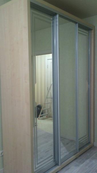 Шкаф на три двери с зеркалом 2