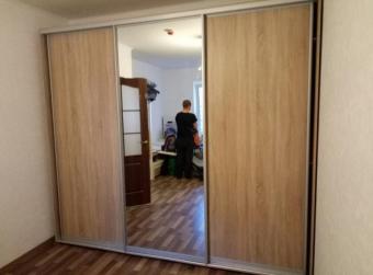 Шкаф на три двери с зеркалом