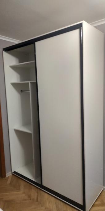 Белый шкаф с черным профилем
