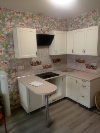 Маленькая кухня с барной стойкой