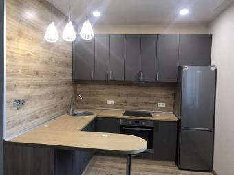 Кухня с барной стойкой